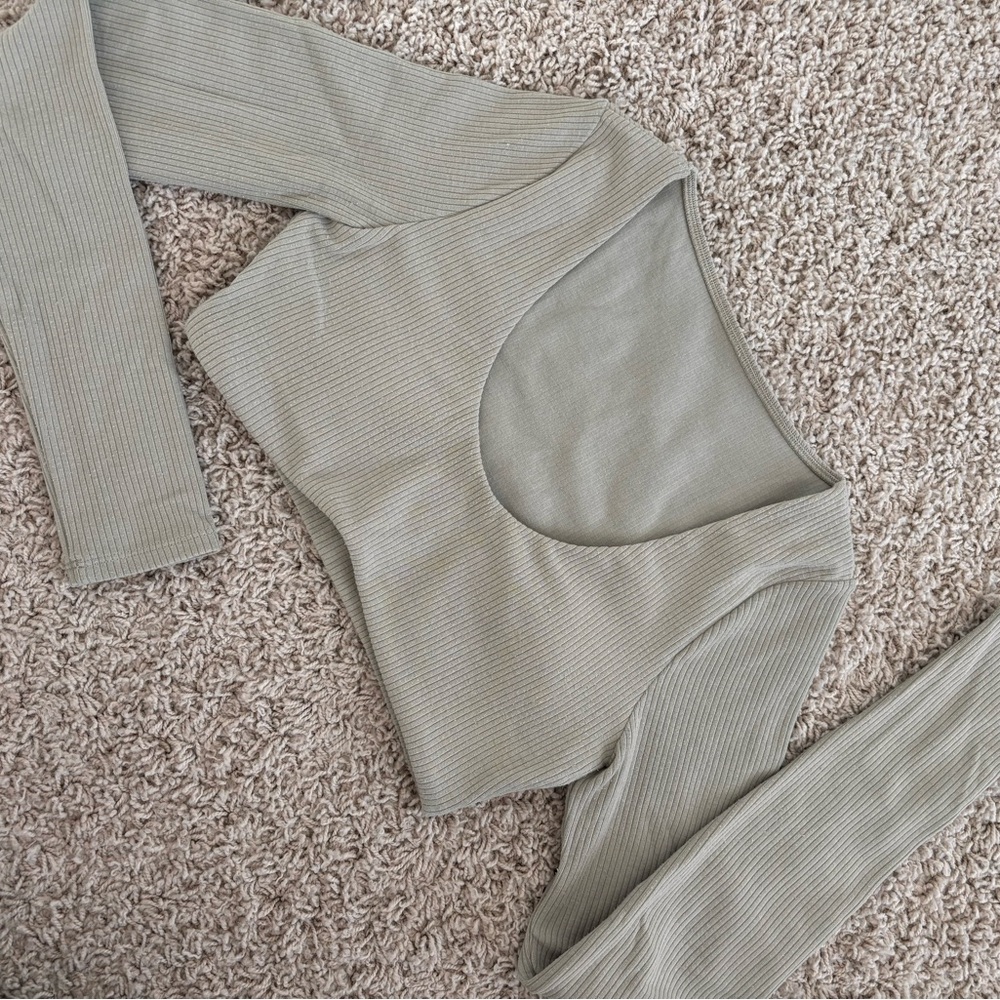 All Long Sleeved Ribbed Cropped Top